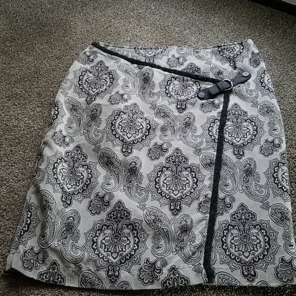 Brand new condition skirt - Picture 2 of 2